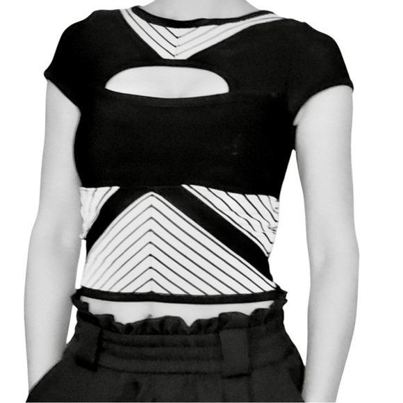 New BEBE Black White Bandage Crop Top Cap Sleeve Striped Keyhole Sexy Club XS - Picture 3 of 6